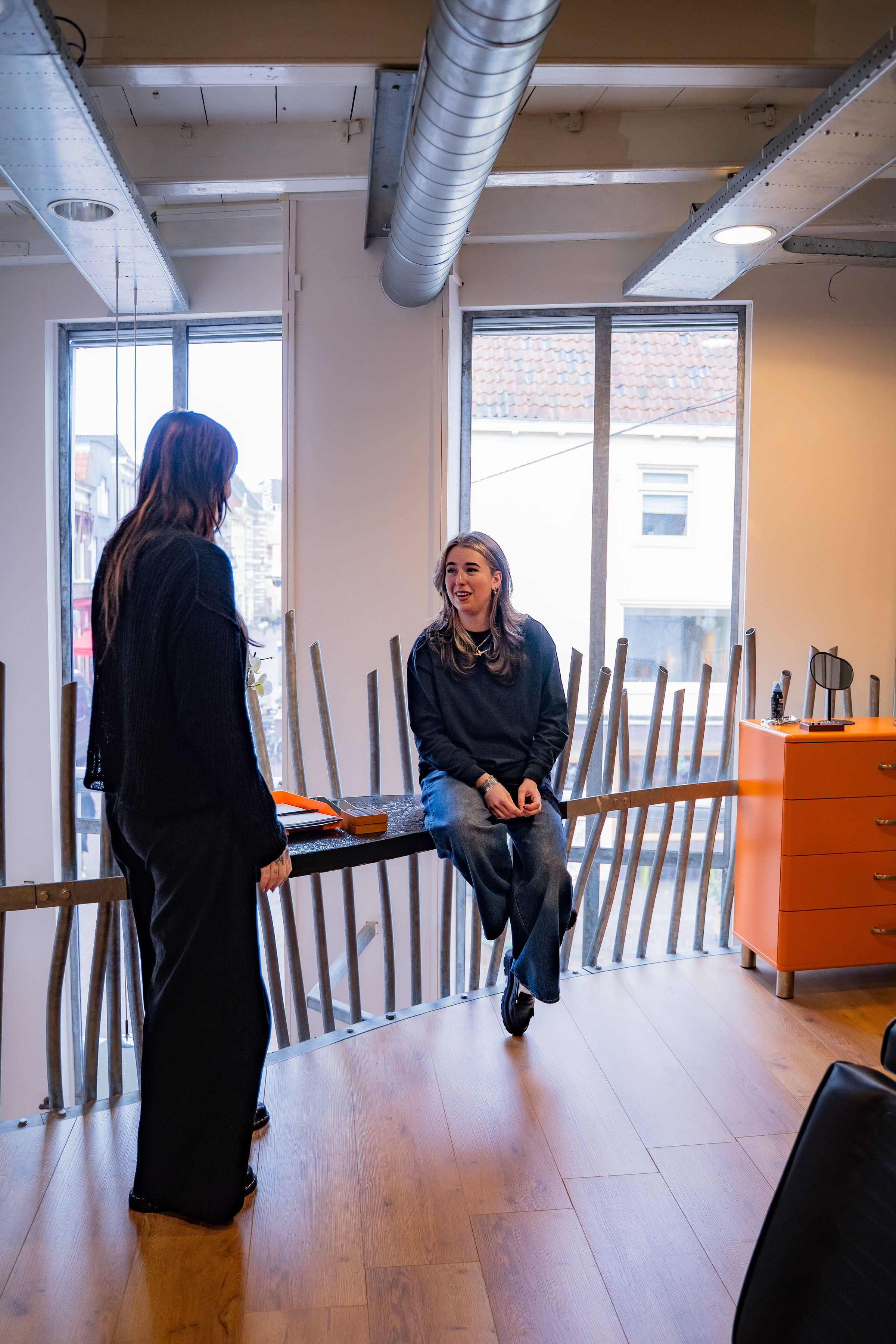 Sophie in de studio op de FAQ pagina